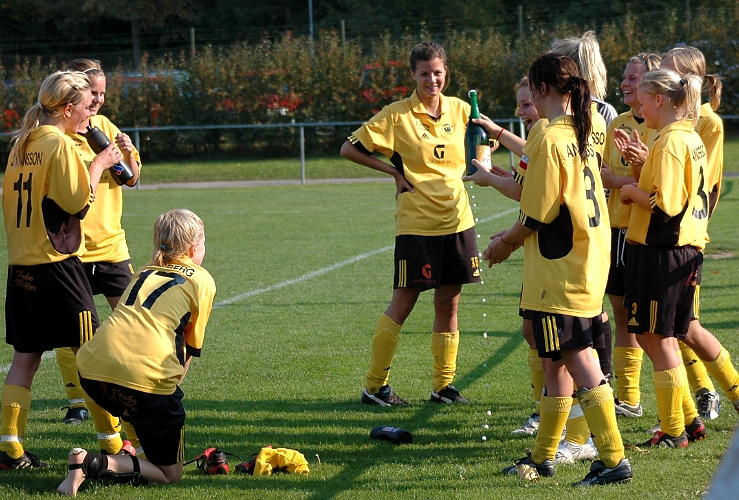 2005_0925_30.jpg - Här firar Södras spelare 2:a platsen i div.4 Västmanland